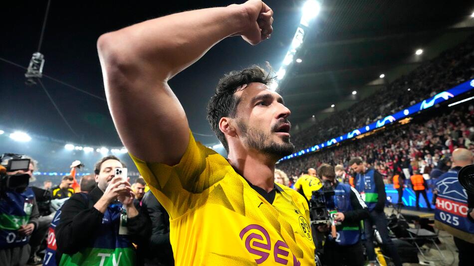 Dortmunds Torschütze Mats Hummels feiert mit Fans in Paris den Einzug ins CL-Finale