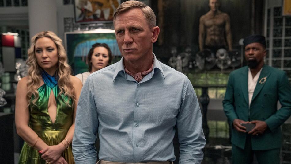 Daniel Craig (Szene aus "Knives Out 2") wartet auf Neuzugänge.