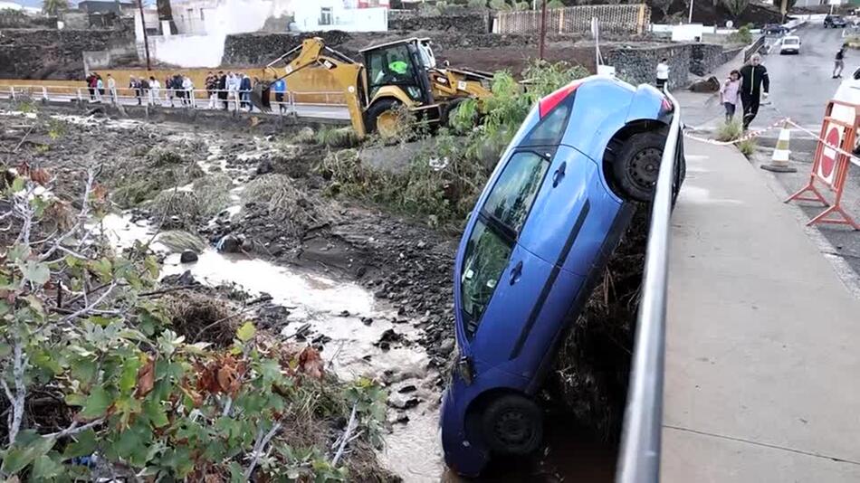 Sturzflut auf Gran Canaria reißt Autos ins Meer