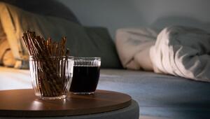 Aufgeschlagenes Bett mit Salzstangen und Cola
