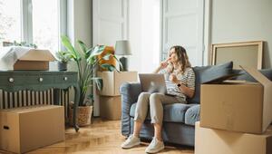 Frau in neuer Wohnung