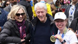 Mama Hillary, Papa Bill und Tochter Chelsea Clinton (re.) im Zielbereich des diesjährigen Boston ...