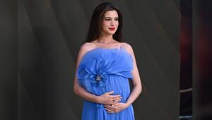 Anne Hathaway zeigte bei der "Odyssee"-Premiere in London stolz ihren Babybauch.