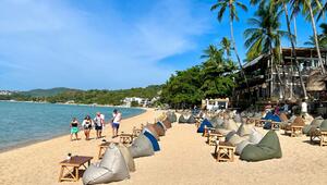 Urlauber spazieren am Strand in Bophut auf der Insel Ko Samui