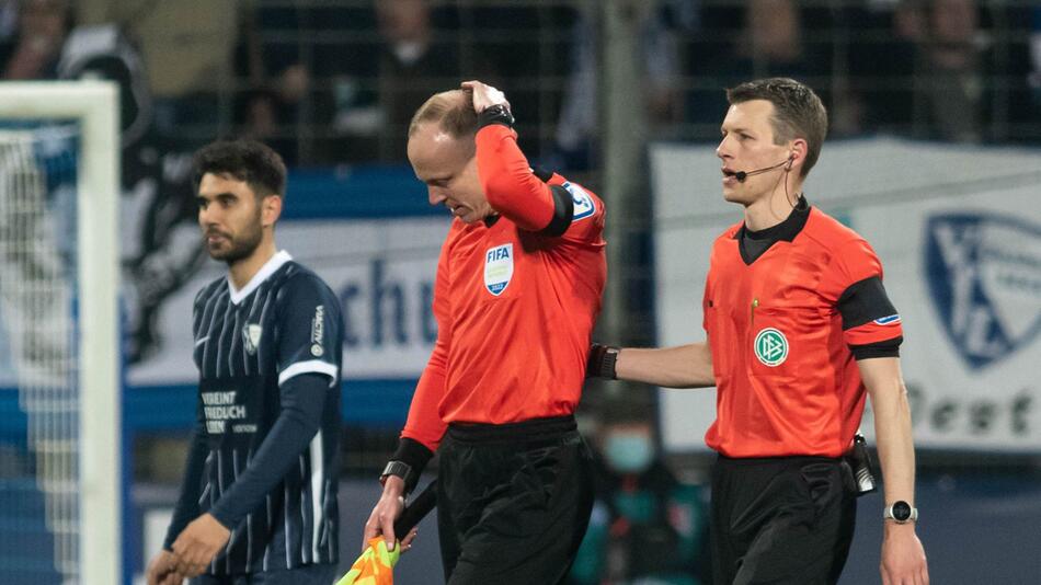 Assistent Gittelmann (l) und Schiedsrichter Cortus