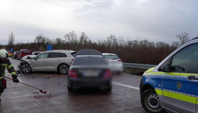 Crash mit 8 Fahrzeugen auf der A9 - vier Verletzte