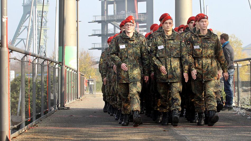 Soldaten marschieren über eine Brücke