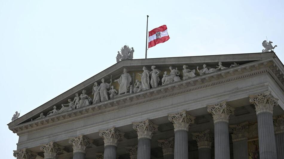 Eine Fahne auf Halbmast am Parlament in Wien