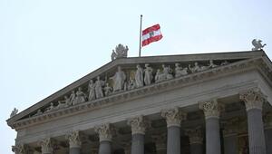 Eine Fahne auf Halbmast am Parlament in Wien