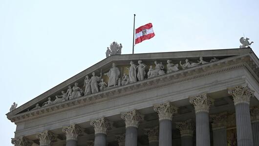 Eine Fahne auf Halbmast am Parlament in Wien