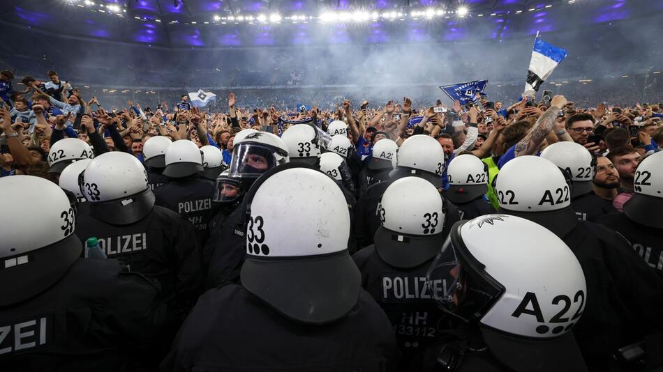Polizei und Fans