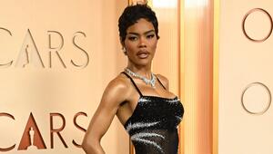 Teyana Taylor zeigte in einem Chanel-Kleid mit Spaghettiträgern ihre durchtrainierten Arme auf ...