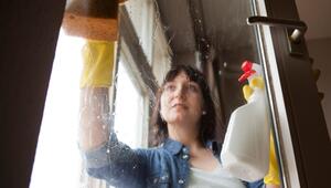 Eine Frau putzt Fenster