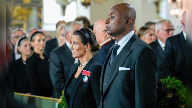 Durek Verrett und Prinzessin Märtha Louise bei der Trauerfeier für König Harald in Oslo.