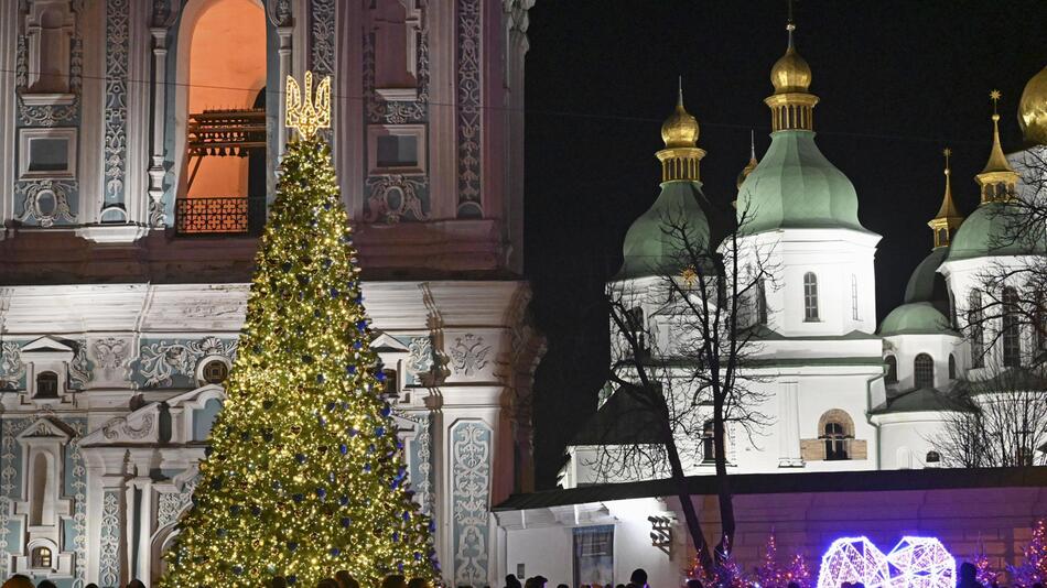 Menschen vor Sophienkathedrale in Kiew