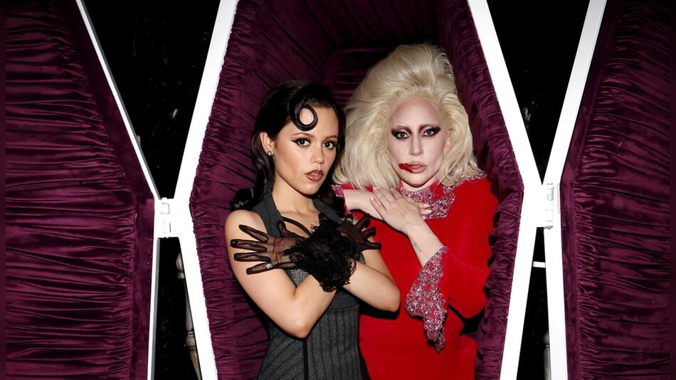 Treffen sich auch in Staffel zwei von "Wednesday": Jenna Ortega (l.) und Lady Gaga beim "Tudum ...