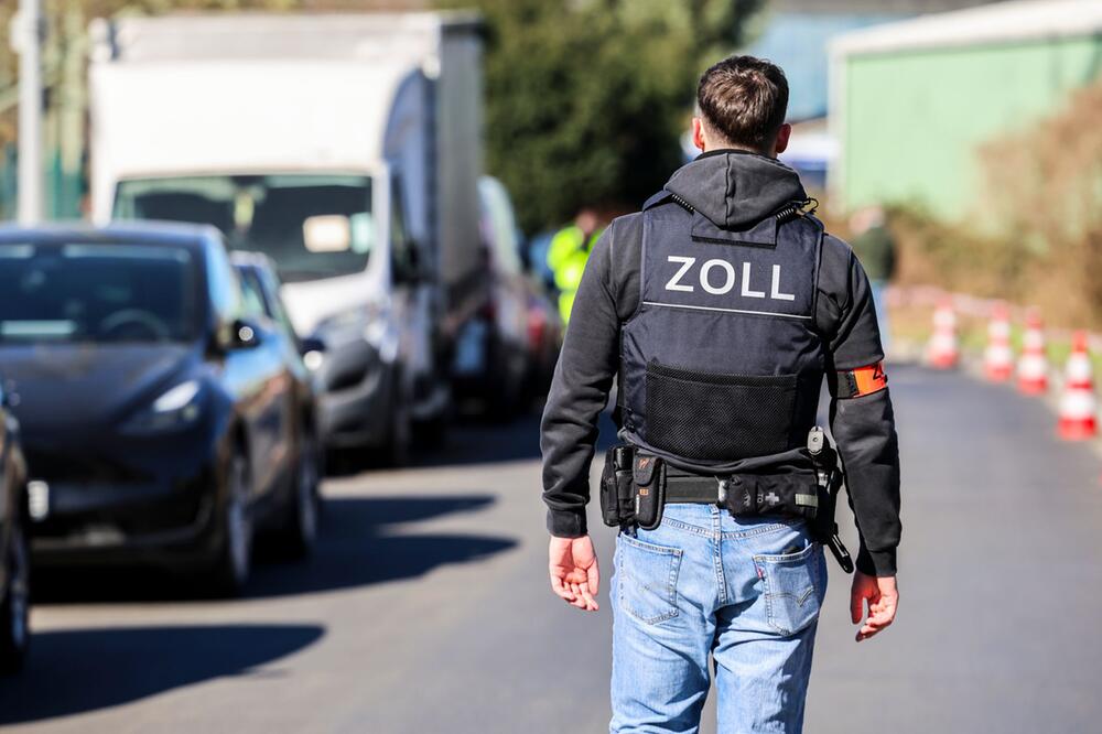 Illegale Zigarettenfabrik - zwölf Personen festgenommen