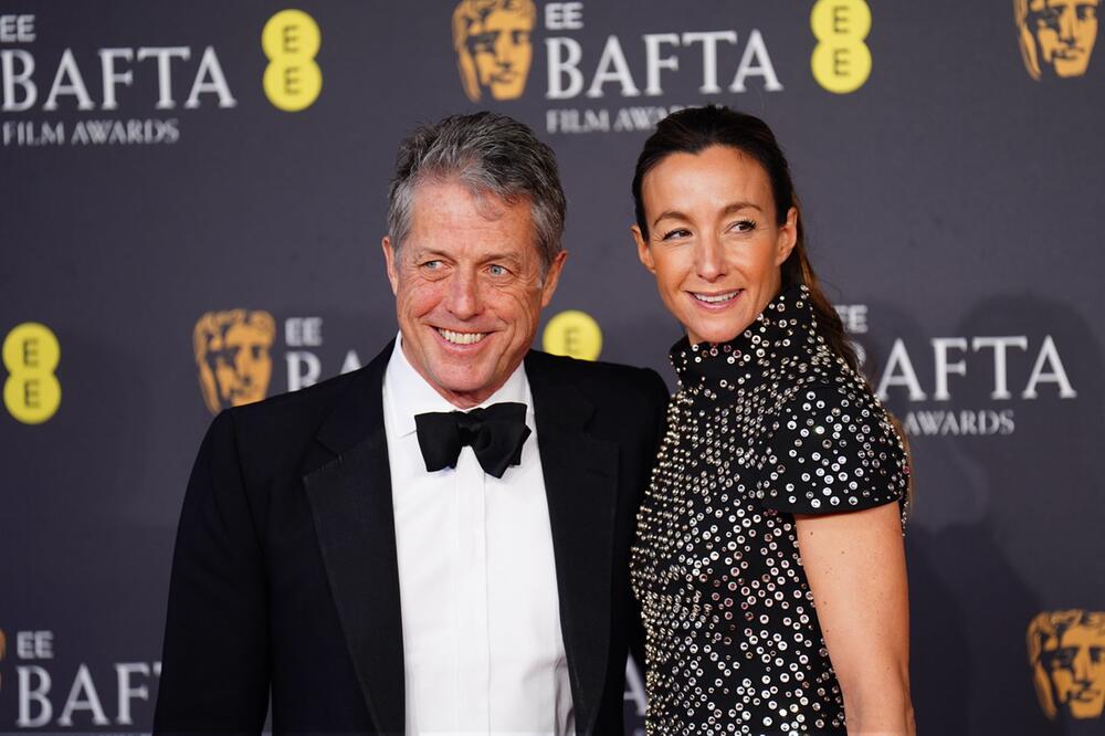 Hugh Grant und Anna Elisabet Eberstein