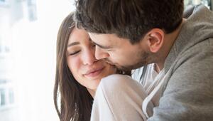 Ein Mann und eine Frau tauschen Zärtlichkeiten aus
