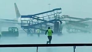 Sturm auf dem Rollfeld: Gangway trifft drei Air-India-Jets am Flughafen Delhi