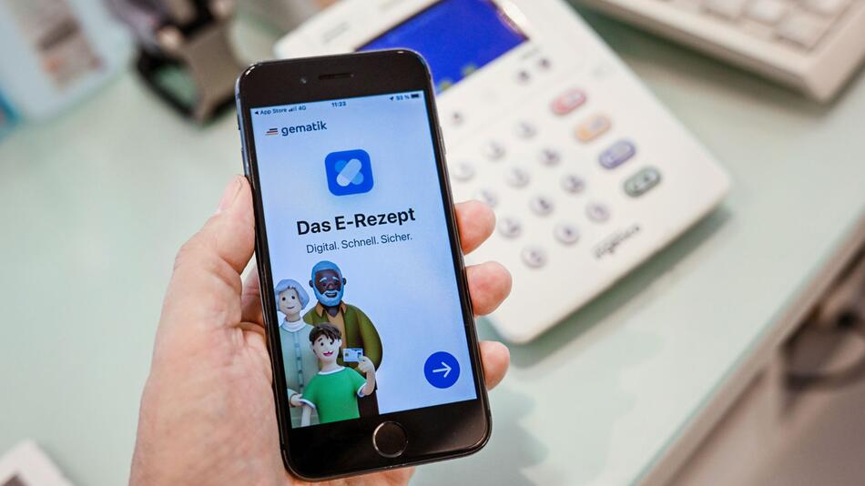 App mit E-Rezept in einer Apotheke