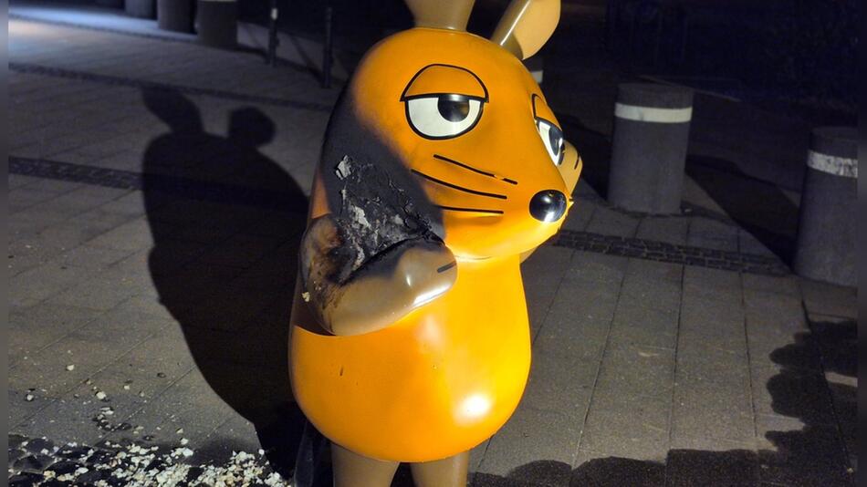 Die in Brand gesetzte Maus-Statue in Köln.
