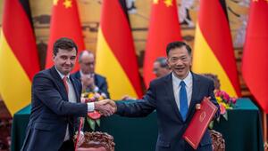 Steffen Merkel (l) und Shen Haixiong