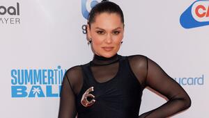 Jessie J bei einem Auftritt auf dem roten Teppich.