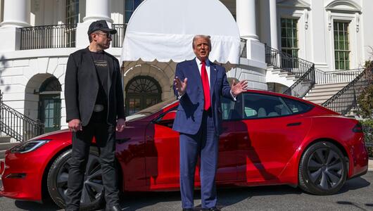 US-Präsident Donald Trump (r) und Tesla-CEO Elon Musk