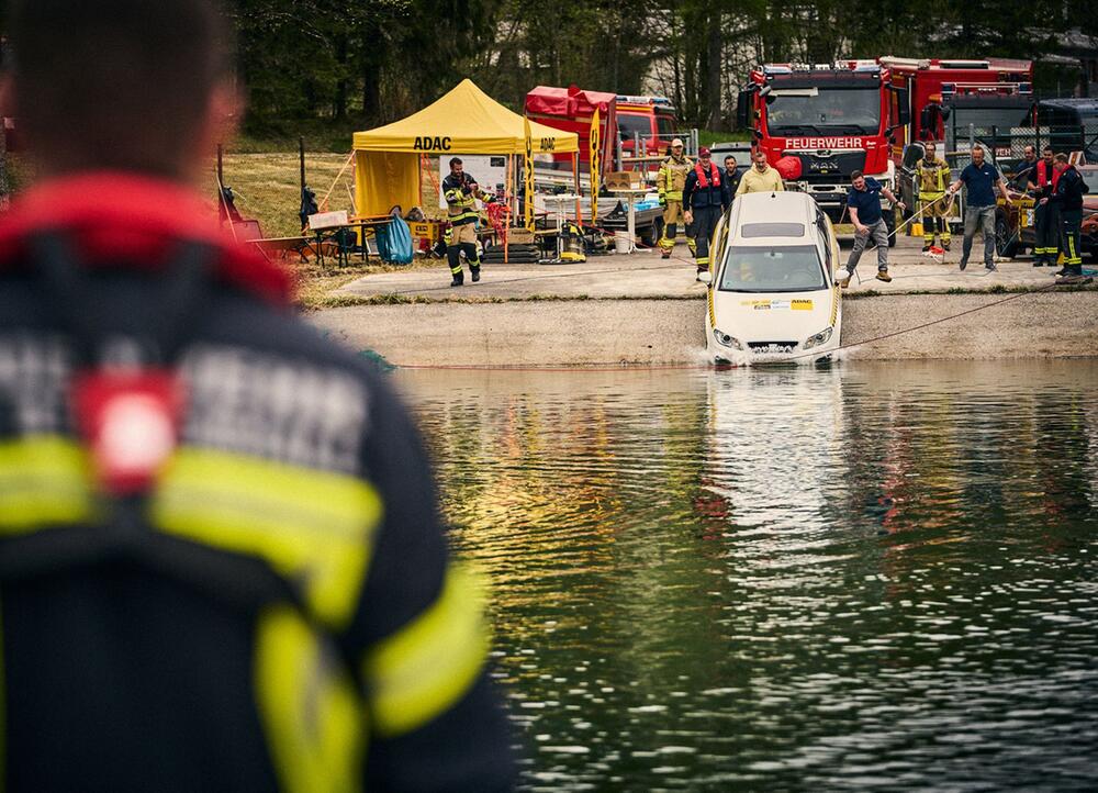 ADAC testet das Sinkverhalten von E-Auto und Verbrenner-Pkw