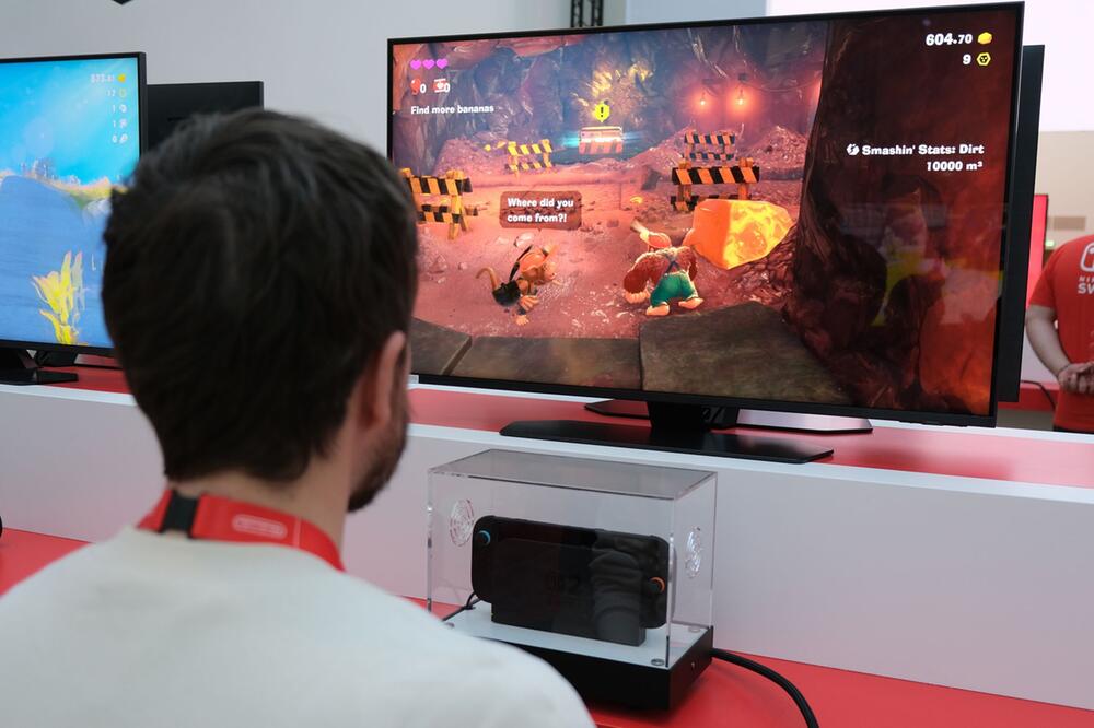 Ein Mann spielt das Videospiel "Donkey Kong Bananza"