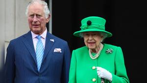 König Charles mit seiner Mutter, Queen Elizabeth II., im Juni 2022.