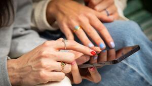 Zwei junge Frauen schauen auf ein Smartphone
