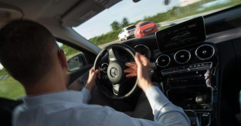 Bei Assistenzsystemen müssen Fahrer die Oberhand behalten | GMX.AT