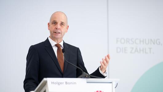 Holger Bonin sieht Sparbedarf von fünf Milliarden Euro pro Jahr.