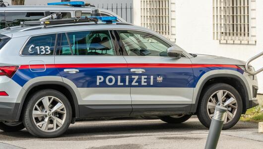 Auto der österreichischen Polizei parkt in Imst vor einem Gebäude