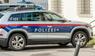 Auto der österreichischen Polizei parkt in Imst vor einem Gebäude