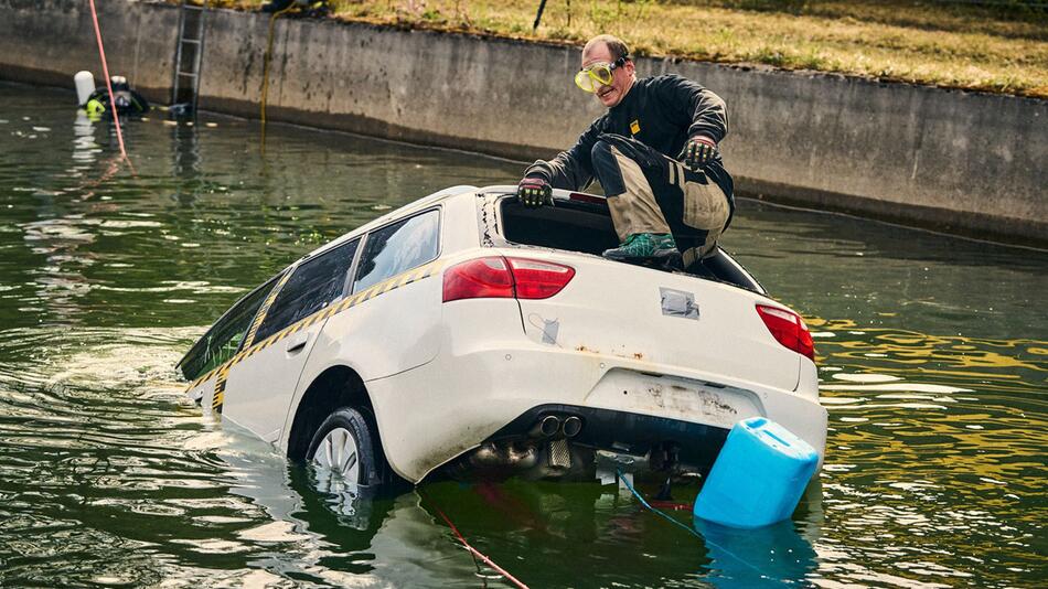 ADAC testet das Sinkverhalten von E-Auto und Verbrenner-Pkw