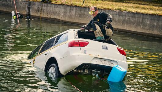 ADAC testet das Sinkverhalten von E-Auto und Verbrenner-Pkw