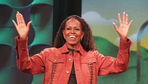 Bei einer Veranstaltung im Mai 2025 trägt Michelle Obama noch je einen Ohrring pro Seite. Nun ...