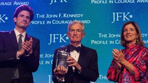 Jack Schlossberg (l.) und Caroline Kennedy zeichneten den ehemaligen Vorsitzenden der Federal ...