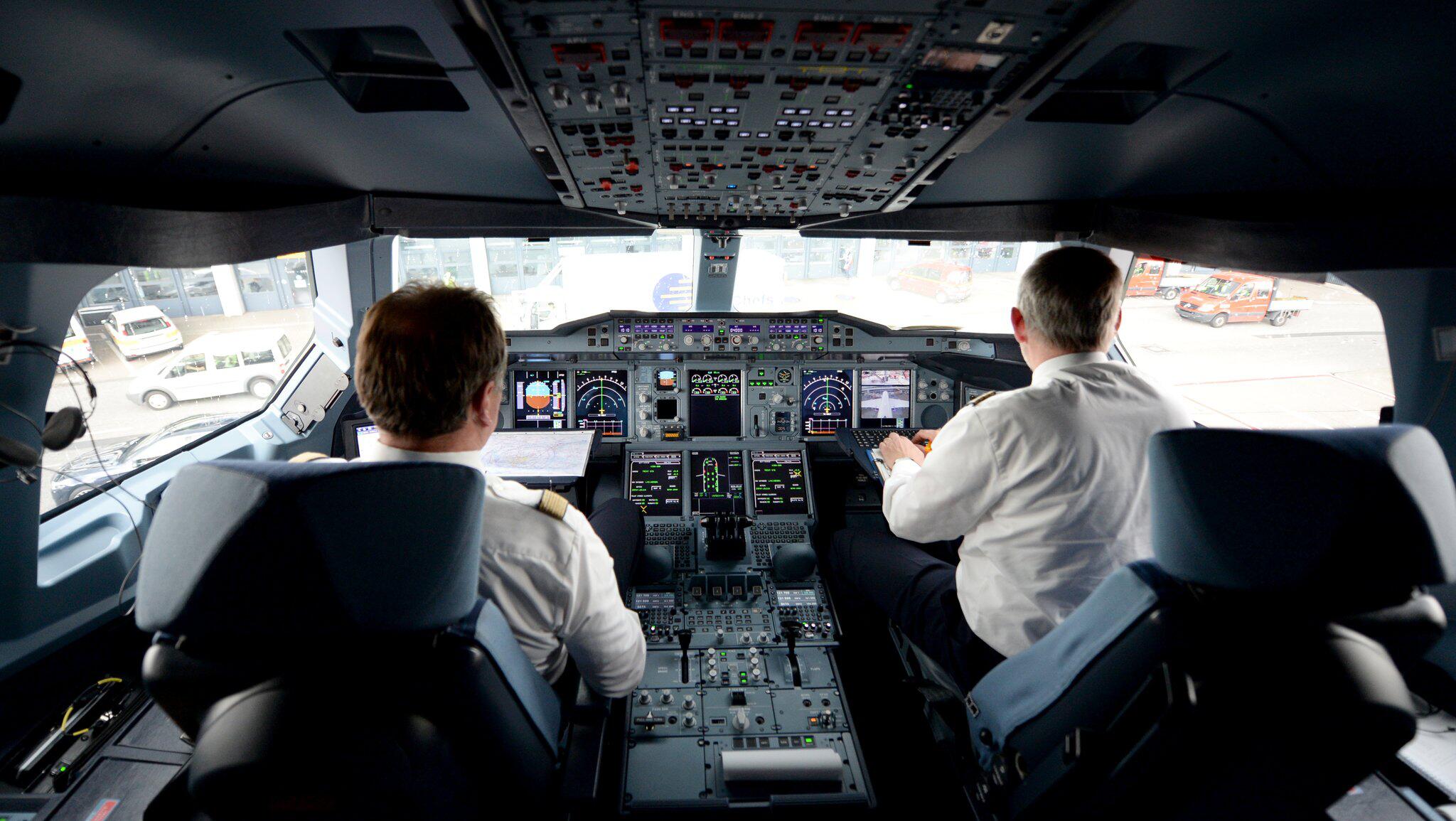 Итак вы решили стать пилотом. Кабина а320. Пилот айрбас. Lufthansa в кабине пилота. A320 кабина пилотов.
