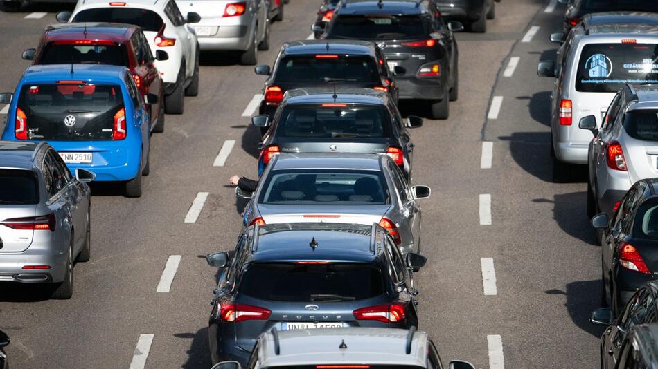 Autos stehen auf einer Autobahn im Stau