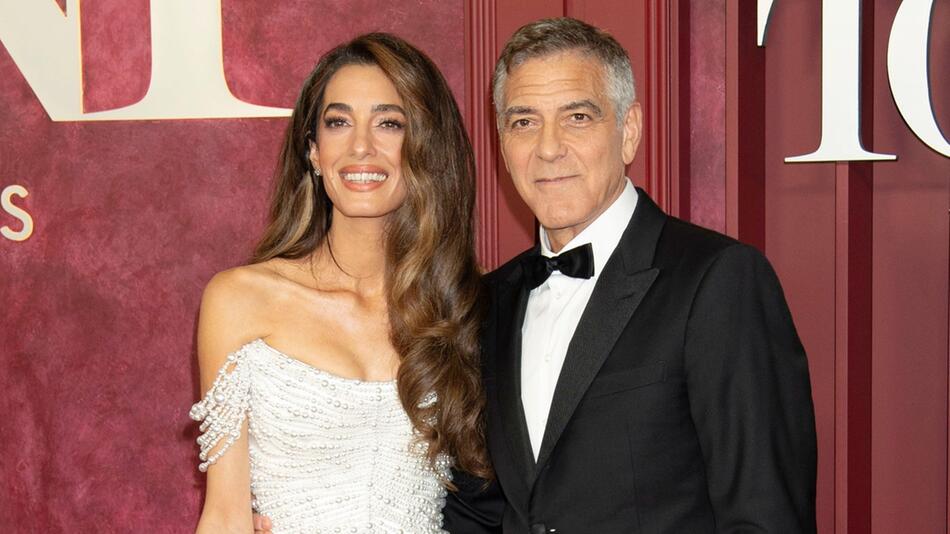 Amal und George Clooney bei der 78. Verleihung der Tony Awards.
