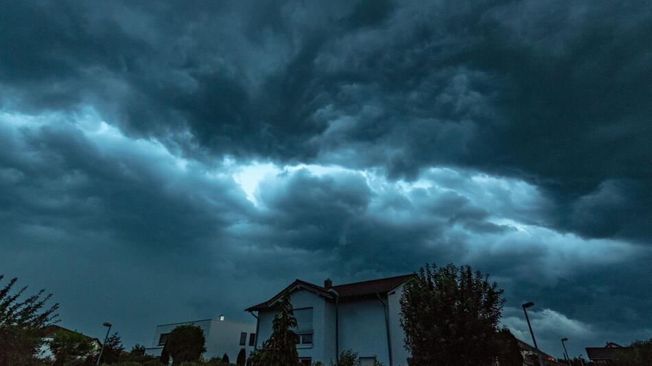 Ein Sturm über einem Wohngebiet