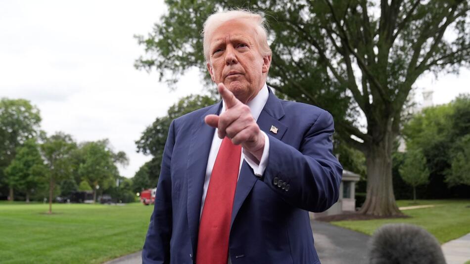 US-Präsident Donald Trump spricht zu Journalisten