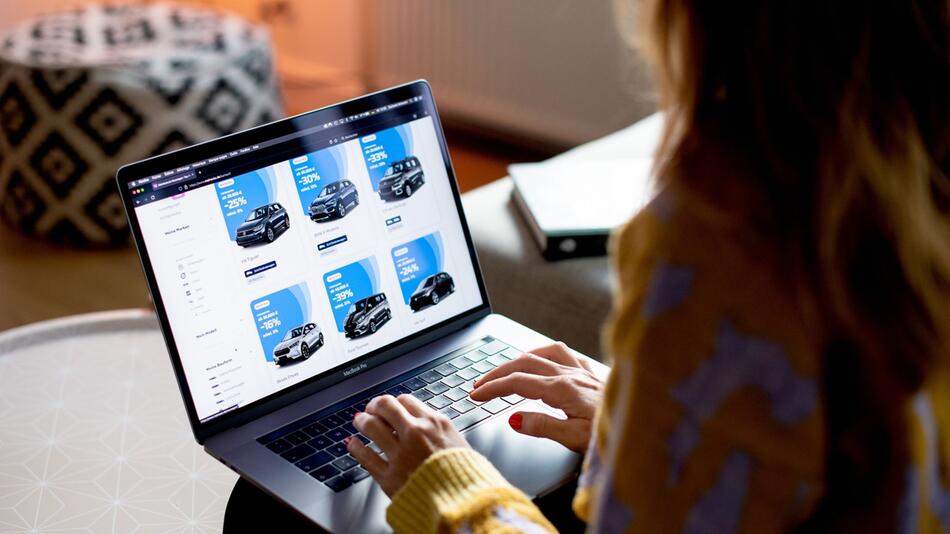 Eine Frau sucht online nach Autos
