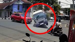 Minivan-Fahrer will Unfall vermeiden – dann kracht es richtig