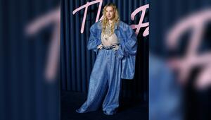 Bill Kaulitz posierte bei den British Fashion Awards 2025 in einem blauen XXL-Anzug von Vetements.