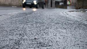 Ein mit Streusplitt gestreuter Gehweg